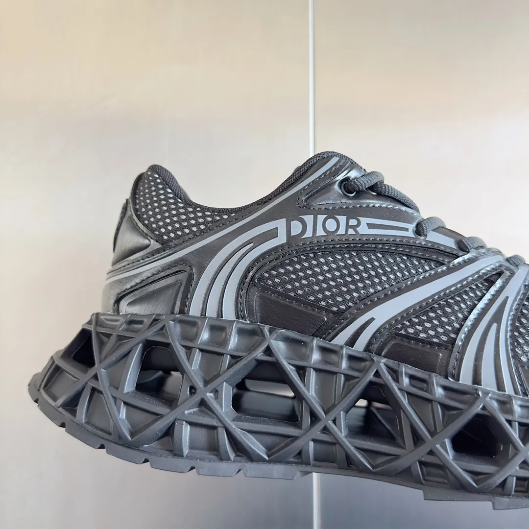 【DIOR】P:800💰 Men's 39-44. (Male 45.46 custom-made) Dior kawa Dior joint 2025ss casual sports shoes‼ ️ Reinterpret running shoes with dior’s haute couture style. b35 is made of fine-textured leather and mesh fabric materials. It can be worn in all seasons, is comfortable and breathable, and has many lines on the shoe body to outline details. It has a full retro three-dimensional feel and can create a casual look all year round!
